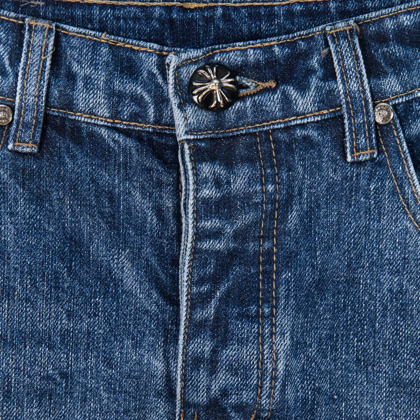 P240 Chrome Hearts 2025 New Bamboo Pink Cross Patch Leather Couple Washed Jeans This season’s hot item is sought after by countless celebrities and fashionistas. The neat details of the cutting process add color to the playful fashion! The neat and meticulous design, and the well-fitting structure is unique. The upper body not only has outstanding recognition, but also looks younger and younger. A style with the ultimate wearing meaning and performance, gorgeous color matching, and the craftsmanship of this style is also extremely extraordinary. After the finished product is washed, it is disassembled and hand-made with sheepskin cross leather and then spliced ​​together to complete. The whole piece has too many craftsmanship to describe. It is decorated with patchwork cross flowers and high-waisted washed jeans! ! Absolutely high-end luxury product, a god-level single product, a super popular product, made by top heavy industry, a magic weapon that cannot be missed. Style number: 1869# Size: 28 30 32 34 36 Color: blue
